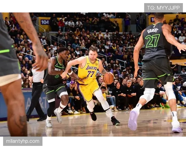 欧文靠挡拆为东契奇制造空位，较上季得分更稳