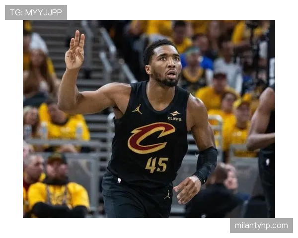 米切尔无球跑动拉开空间，主导骑士外线火力